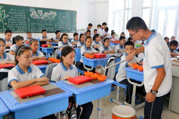 番禺石碁镇前锋小学学生餐配送