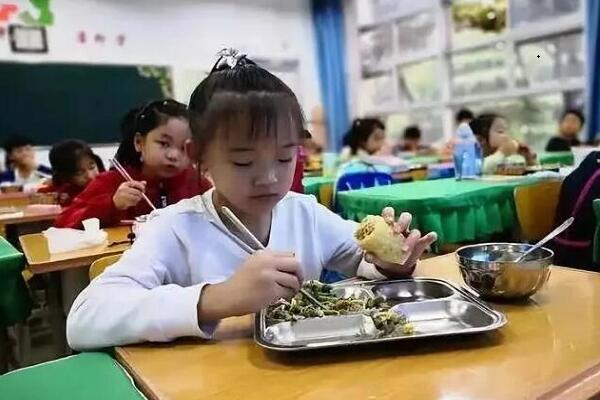 京兆小学学生用餐现场